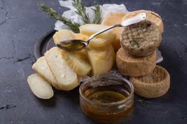 Geleneksel Portekizce yarı yumuşak peynirler evora alentejo bölgesi üzerinden taze biberiye ve bal ile servis.
