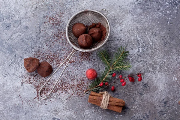 Trufas Chocolate Caseiro Com Coador Decorado Com Decorações Tradicionais Natal — Fotografia de Stock