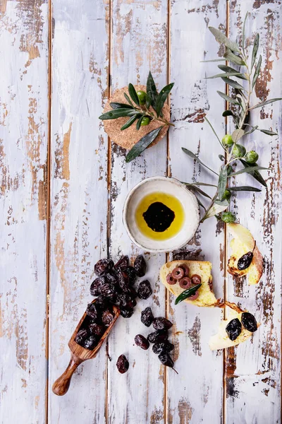 Παραδοσιακό Ελληνικό Ορεκτικό Ελιές Ψωμί Και Λάδι Ελιάς Σερβίρεται Στη — Φωτογραφία Αρχείου