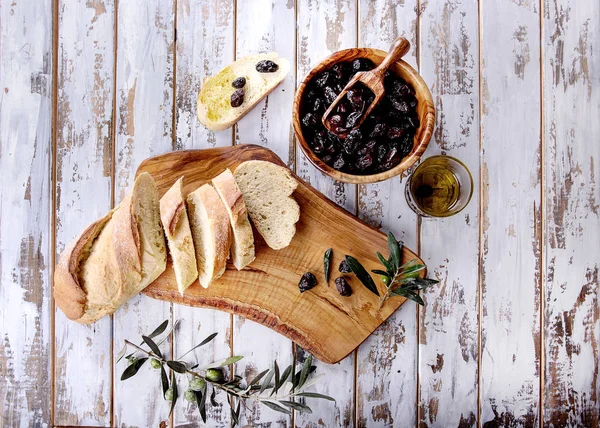 Παραδοσιακό Ελληνικό Ορεκτικό Ελιές Ψωμί Και Λάδι Ελιάς Σερβίρεται Στη — Φωτογραφία Αρχείου