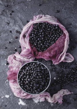 Rustik taş tahta üzerinde şeker ile servis Tekstil peçeteye yaban Yaban mersini dekore edilmiştir. Üstten görünüm