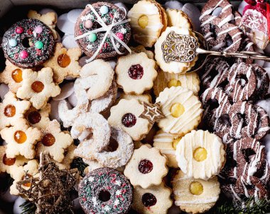 Noel çerezleri Noel oyuncaklar ve köknar ağacı ile dekore edilmiş rustik siyah ahşap zemin üzerine ev yapımı dizi.