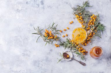 Ev bukthorn reçel ile taş bir tahta üzerinde hizmet topalak meyveleri ile çay yaptı. Üstten görünüm