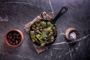 Geleneksel İspanyolca Tapas gizemli de Padron - kızarmış küçük biber tuz andolives deniz ile görev yaptı. Üstten görünüm. Kopya alanı
