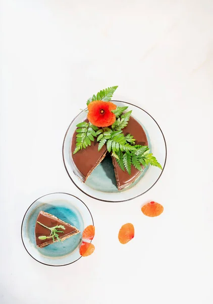 Нарізаний Домашній Шоколадний Торт Арахісовими Шарами Вершкового Масла Прикрашеними Матовими — стокове фото