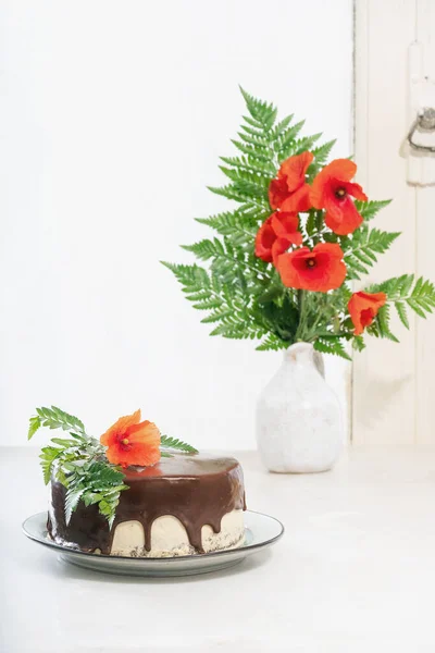 Zelfgemaakte Chocoladetaart Met Pindakaas Roomlagen Versierd Met Papaverbloemen Een Witte — Stockfoto