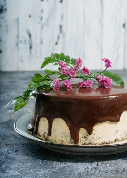 Zelfgemaakte Chocoladetaart Met Pindakaas Crème Lagen Versierd Met Bloemen Top — Stockfoto