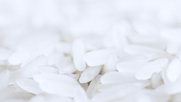 4K beelden van roterende extreem close-up ongekookte witte rijst. — Stockvideo