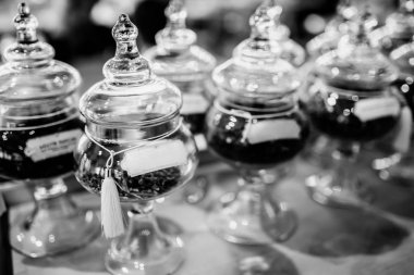 BW fotoğraf depodaki tadım çay