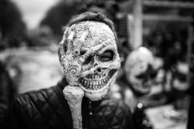 Karnaval veya Helloween zamanında sokakta kafatası maskesi adam. İskelet maskesi