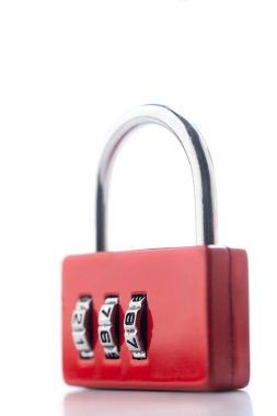 Fotoğraf kırmızı beyaz veya gri arka plan üzerinde kapalı kod asma kilit izole kapatmak