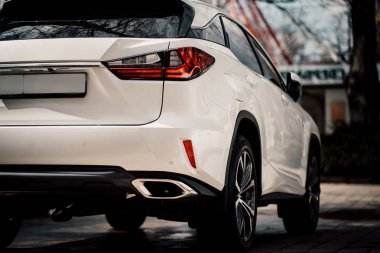 Fütürist stop lambalı lüks arabanın arka plan fotoğrafını kapat.