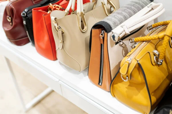 Kadın çantalarının yakın koleksiyonu rafta duruyor. — Stok fotoğraf