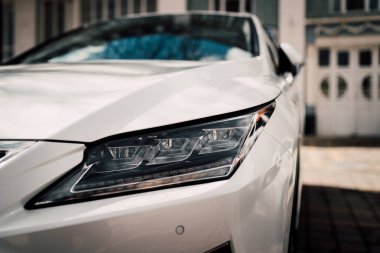 Modern lüks aracın geniş açı fotoğrafı. Far görünümü. Zarif fantastik tasarım