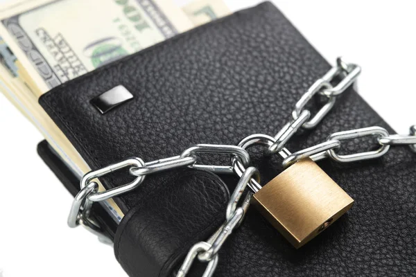 Concepto de seguridad empresarial o protección financiera o acceso a restricciones. Billetera en cadena con candado aislado en blanco — Foto de Stock