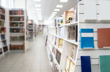 Bulanık arka uçakla boş bestseller kitap dükkanında rafta saklayın
