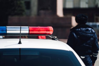 Çatı ve defocused arka planda mavi ve kırmızı siren ile polis arabası çekim fotoğrafı.