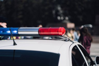 Çatı ve defocused arka planda mavi ve kırmızı siren ile polis arabası çekim fotoğrafı.
