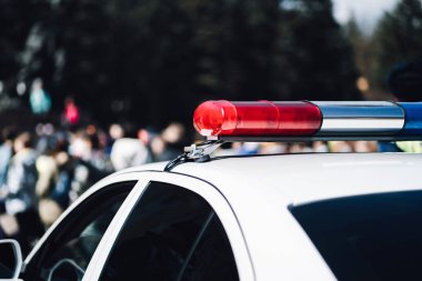 Çatı ve defocused arka planda mavi ve kırmızı siren ile polis arabası çekim fotoğrafı.