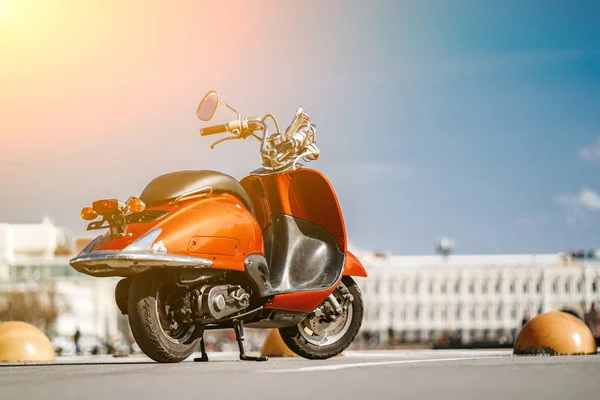 Vista trasera de la moto vintage retro naranja de pie en la calle bajo el cielo azul en la ciudad europea . — Foto de Stock