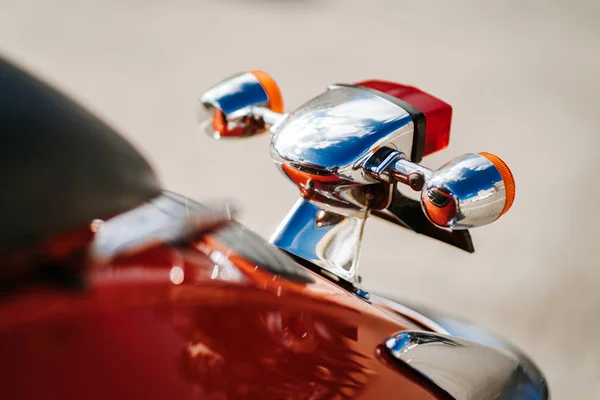 Крупним планом хромовані деталі і сигнали задніх сигналів помаранчевого ретро вінтажного скутера . — стокове фото