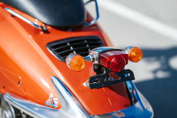 Zbliżenie chrom szczegół i Taillight i kierunkowskazy pomarańczowy retro Vintage Scooter. — Zdjęcie stockowe
