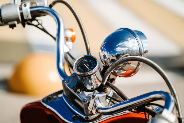 Вид ззаду з сидіння скутера або мотоцикла . — стокове фото