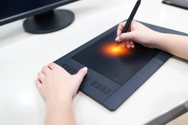 Zbliżenie ręce kobiet Projektant ilustrator, trzymając pióro i malarstwo na komputerze graficznym tablecie. Koncepcja freelance. — Zdjęcie stockowe
