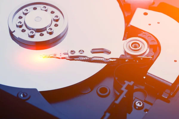 Foto makro close-up kepala di hard disk drive yang terbuka. Konsep perbaikan atau pemulihan informasi dari HDD rusak . — Stok Foto