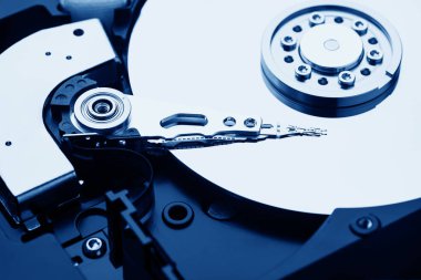 Açılan sabit disk sürücüsünde başın yakın çekim makro fotoğrafı. Bozuk Hdd'den onarım veya kurtarma bilgileri kavramı.