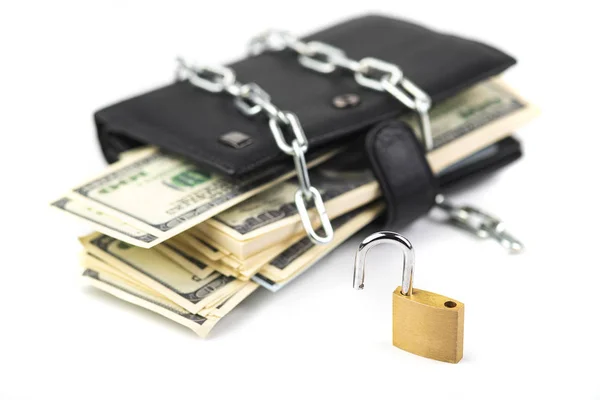 Seguridad empresarial o protección financiera o permitir el acceso. Montón de dinero en cadena con candado abierto aislado en blanco — Foto de Stock