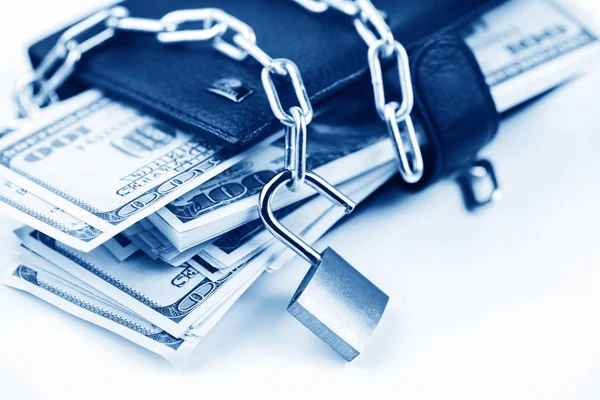 Sécurité des entreprises ou protection financière ou permettre l'accès. tas d'argent dans la chaîne avec cadenas ouvert isolé sur blanc — Photo