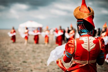 Festivalde geleneksel ulusal moğol kalmukya elbisegiyen genç güzel kadınların fotoğrafı.