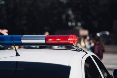 Çatı ve defocused arka planda mavi ve kırmızı siren ile polis arabası çekim fotoğrafı.