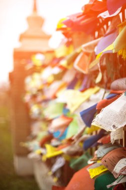 Eski tapınakta rüzgarda sallanan duvardaki Budist dua bayraklarıfotoğrafı