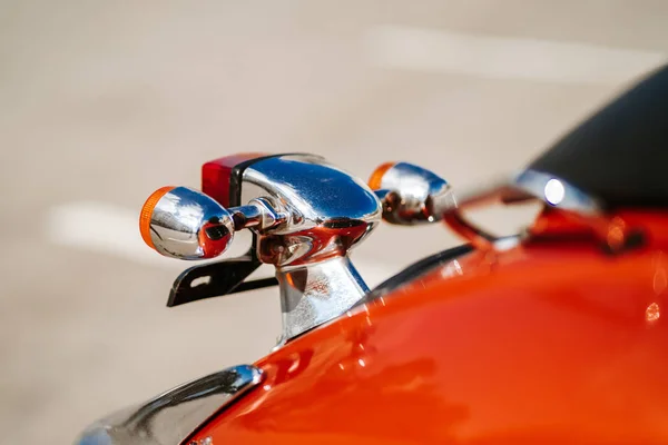 Closeup detalhe cromado e luz traseira e transformar sinais de scooter vintage retro laranja . — Fotografia de Stock