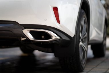 Modern lüks spor araba SUV zarif tasarım egzoz borularının yakın plan fotoğrafı..