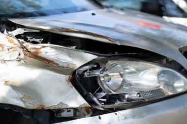 Trafik kazasında tamamen tahrip olmuş otomobilin yakın çekim detayı.