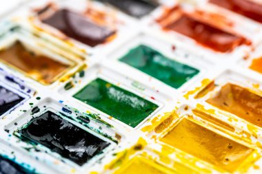 Boya fırçası ile suluboya boyalar ayarlayın. Sanat kavramı