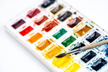 Boya fırçası ile suluboya boyalar ayarlayın. Sanat kavramı