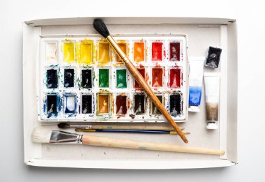 Boya fırçası ile suluboya boyalar ayarlayın. Sanat kavramı