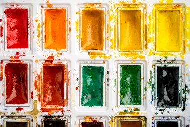 Boya fırçası ile suluboya boyalar ayarlayın. Sanat kavramı