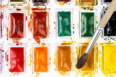 Boya fırçası ile suluboya boyalar ayarlayın. Sanat kavramı