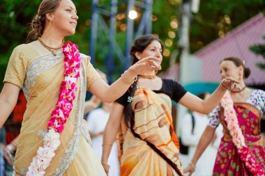 Stavropol, Rusya - 17 Mayıs 2019: Mutlu gülümseyen dindar krishna erkek ve kadın dua ve sokakta dans.