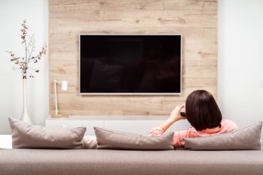 Yalnız terk edilmiş üzgün kadın içki şarap ve yalnızlık içinde televizyon seyretmek. Alkolizm ve depresyon kavramı