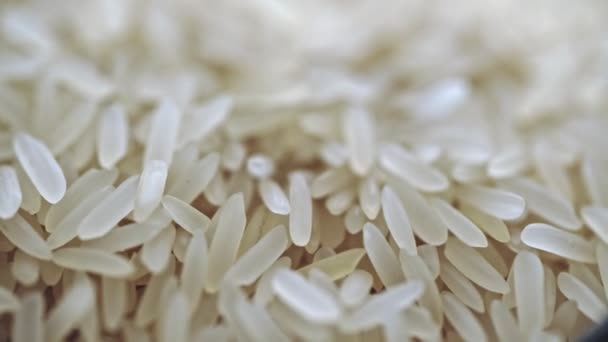 Nagranie 4K obracającego się ekstremalnego zbliżenia niegotowanego białego ryżu. — Wideo stockowe