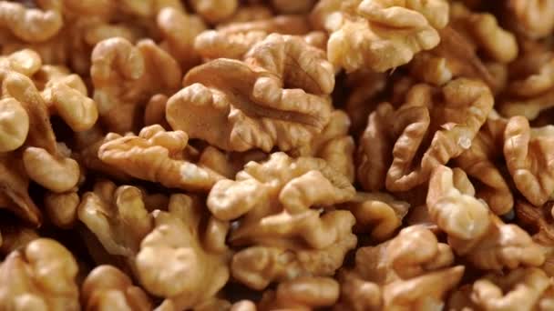 4k Video van roterende macro close-up walnoten. Voedsel rijk aan mineralen en vitaminen. — Stockvideo