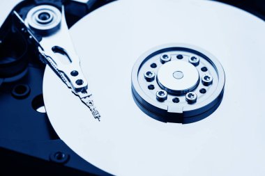 Açılan sabit disk sürücüsünde başın yakın çekim makro fotoğrafı. Bozuk Hdd'den onarım veya kurtarma bilgileri kavramı.