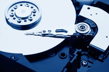 Açılan sabit disk sürücüsünde başın yakın çekim makro fotoğrafı. Bozuk Hdd'den onarım veya kurtarma bilgileri kavramı.