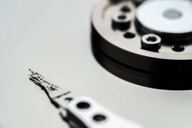 Açılan sabit disk sürücüsünde başın yakın çekim makro fotoğrafı. Bozuk Hdd'den onarım veya kurtarma bilgileri kavramı.